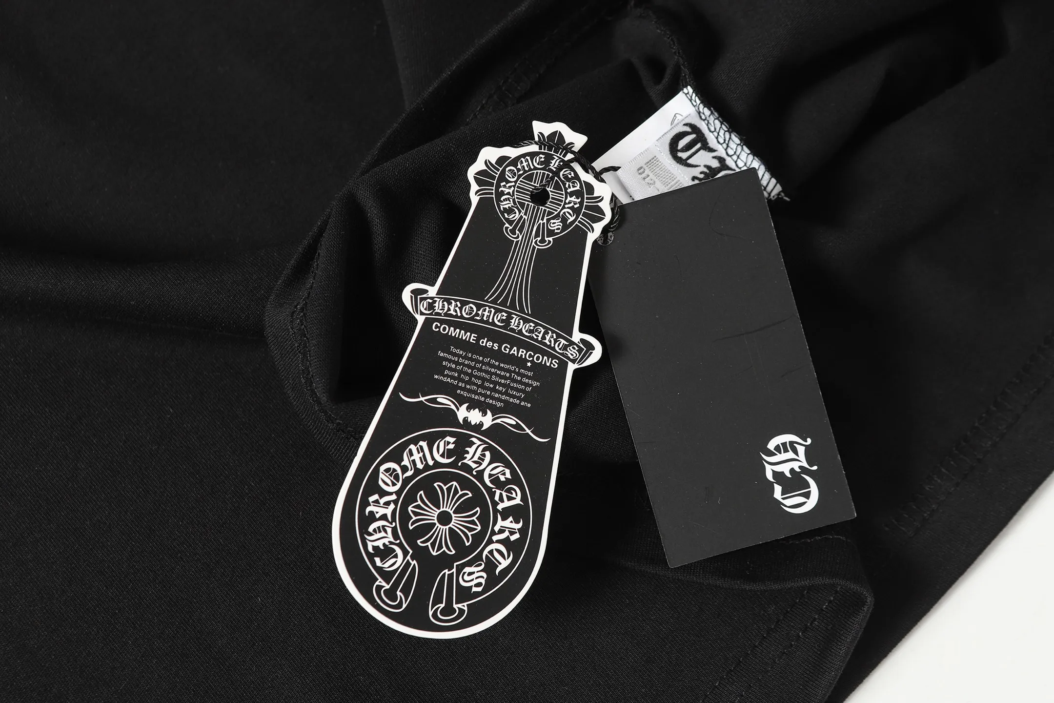 P150 Chrome Hearts CH Chrome Hearts colorful horseshoe Sanskrit city limited letter printed short-sleeved T-shirt Printed with direct injection imported machine Hardware and accessories are all milled and customized Correctly configured Black 2025 Chrome Hearts authentic packaging 260 grams of custom-dyed double yarn cotton Large version Loose and stylish Different from low version slim and long version The upper body stretches the hips 100% commitment: top quality Not fast food The highest version on the market Top quality - different from the ordinary versions on the market If you care about quality, you should also respect the price. Absolutely 0 after-sales service and 0 return rate so far. It’s hard not to love the style - 260g double yarn cotton custom dyed fabric - Correct high-density main mark, washed tag, hand-sewn